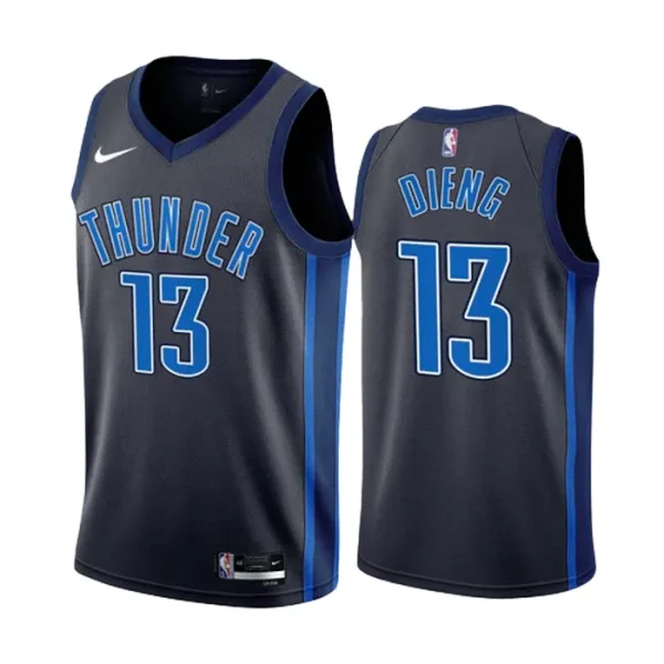 Nike Muški Dres Oklahoma City Thunder Ousmane Dieng 13 City Edition 2022/23 Swingman Crna Nike Muški Dres Oklahoma City Thunder Ousmane Dieng 13 City Edition 2022/23 Swingman Crna