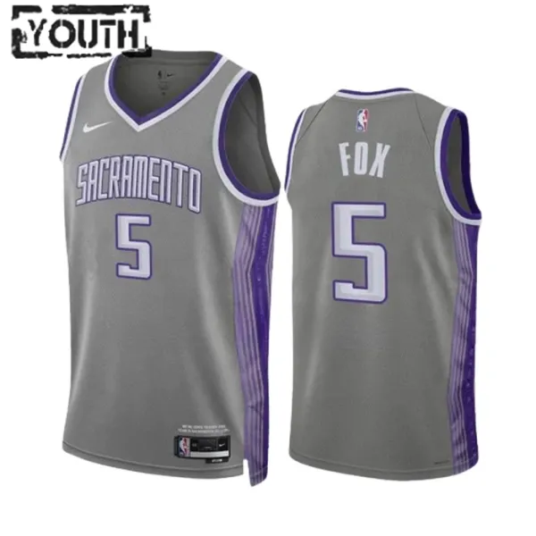 Nike Dječji Dres Sacramento Kings De Aaron Fox 5 City Edition 2022/23 Swingman Sivo Nike Dječji Dres Sacramento Kings De Aaron Fox 5 City Edition 2022/23 Swingman Sivo
