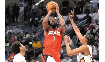 Kevin Durant razmatra plan igre tijekom utakmice Golden State Warriorsa